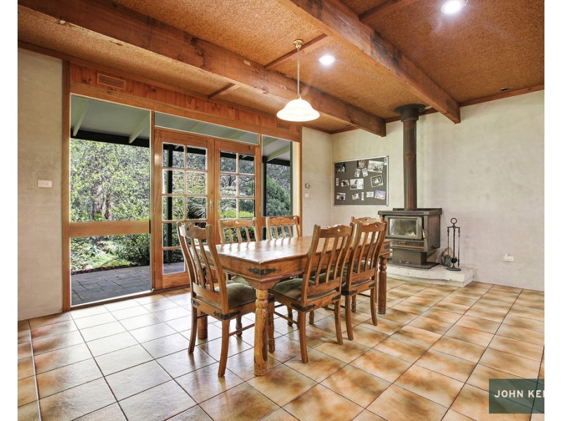 90 Pearces Track, Hernes Oak VIC 3825
