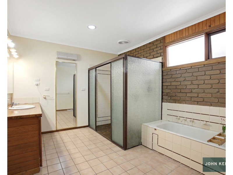 90 Pearces Track, Hernes Oak VIC 3825