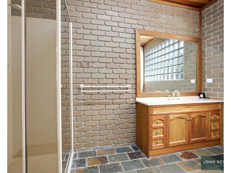 90 Pearces Track, Hernes Oak VIC 3825