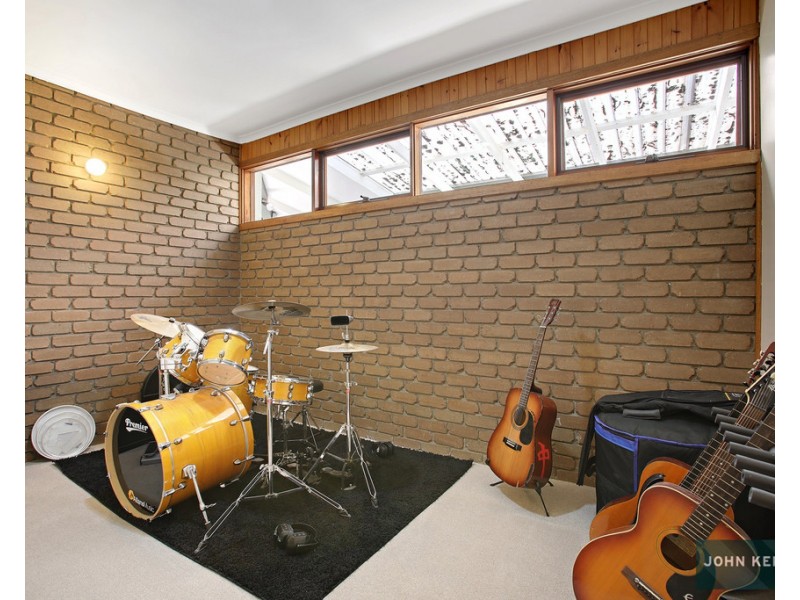 90 Pearces Track, Hernes Oak VIC 3825