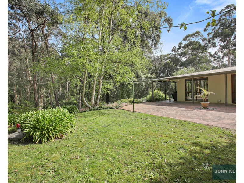90 Pearces Track, Hernes Oak VIC 3825