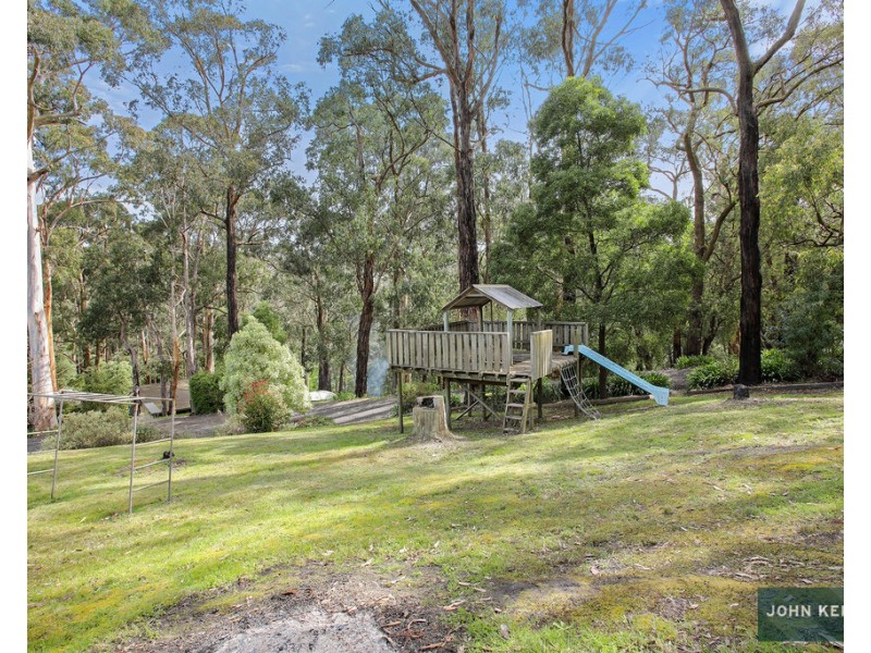90 Pearces Track, Hernes Oak VIC 3825