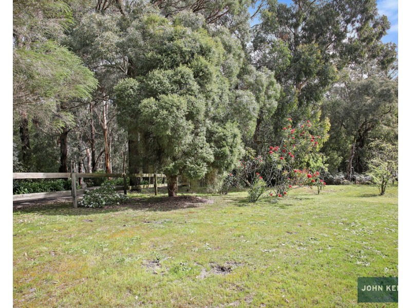 90 Pearces Track, Hernes Oak VIC 3825