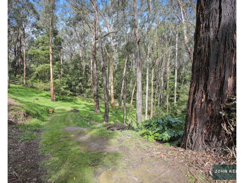90 Pearces Track, Hernes Oak VIC 3825