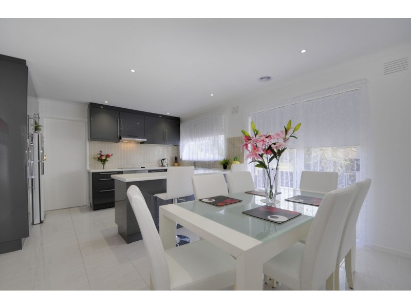 10 Cobb Court, Newborough VIC 3825