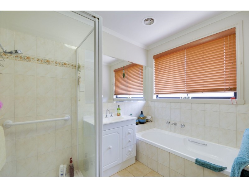 18 Saxtons Drive, Moe VIC 3825