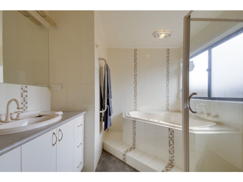 52 Dinwoodie Drive, Newborough VIC 3825