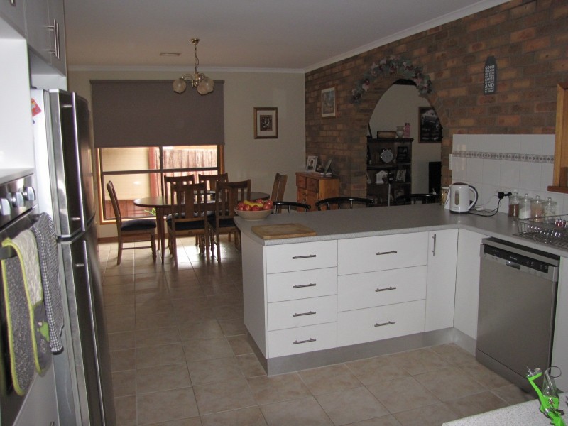 2 Cobb Court, Newborough VIC 3825