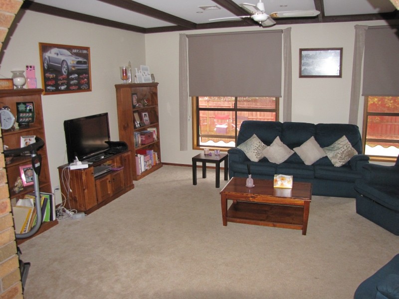 2 Cobb Court, Newborough VIC 3825