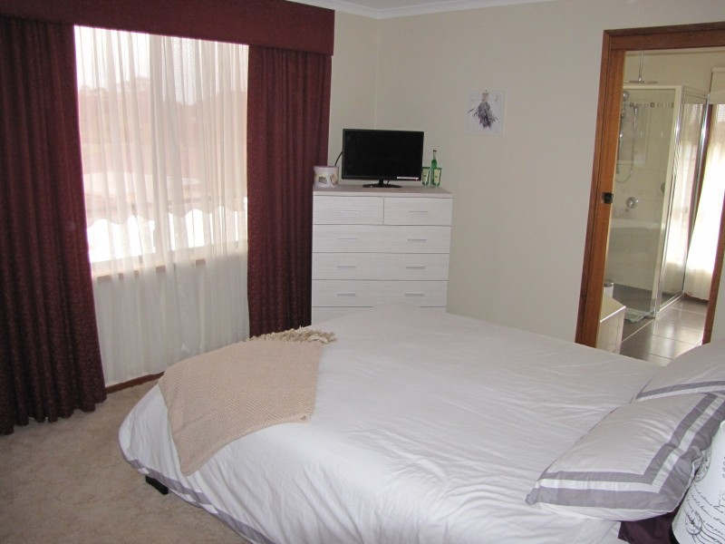 2 Cobb Court, Newborough VIC 3825