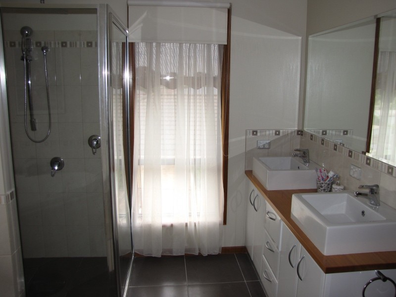 2 Cobb Court, Newborough VIC 3825