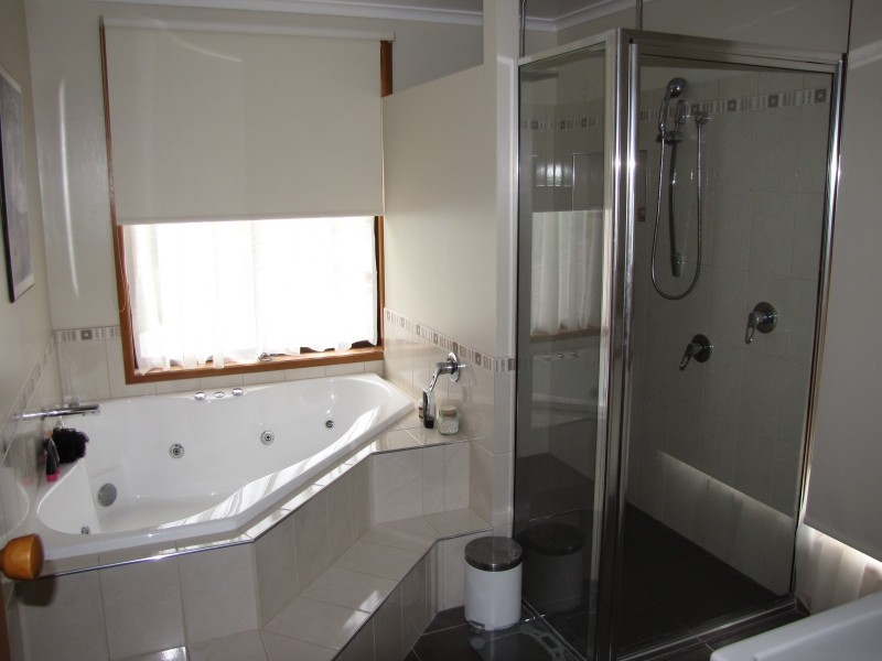 2 Cobb Court, Newborough VIC 3825