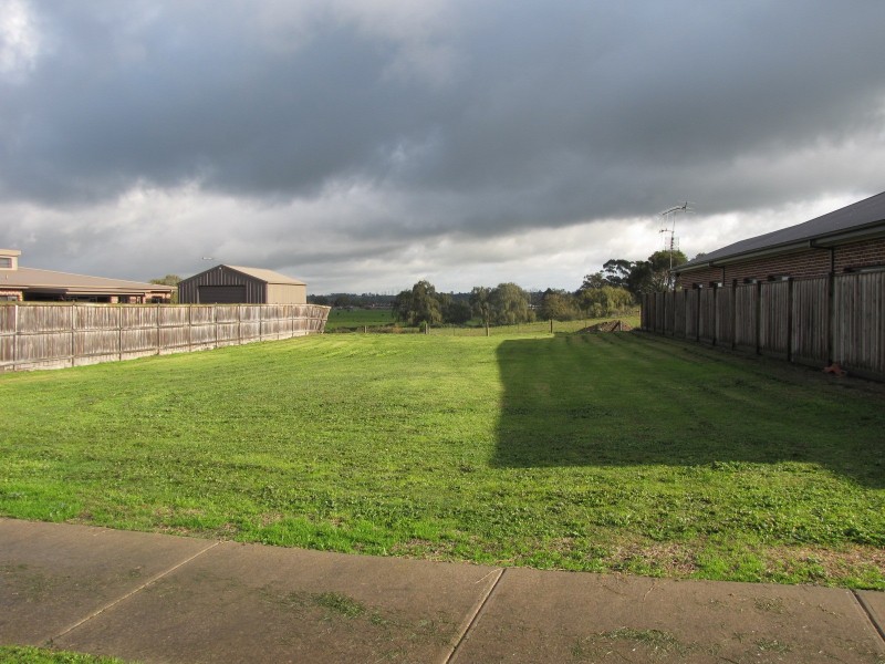 8 Leadbeater Mews, Newborough VIC 3825