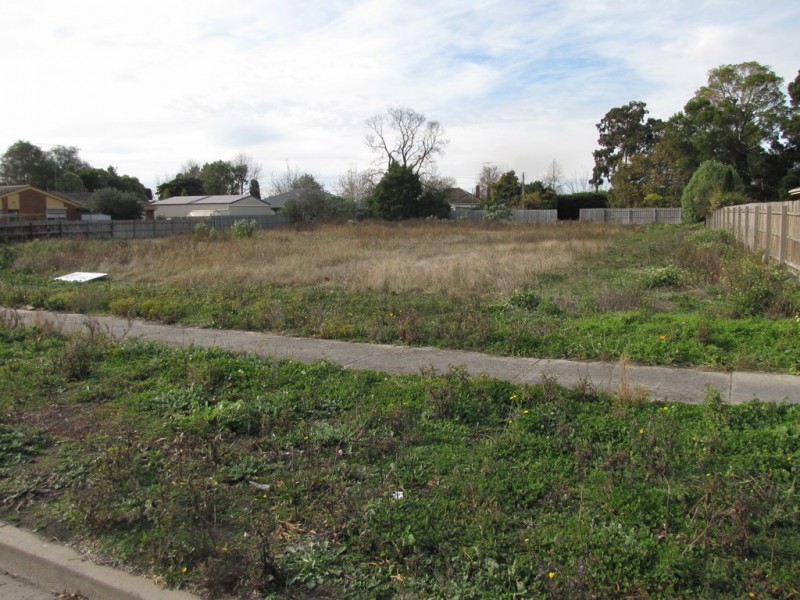 9 and 11 Saxtons Drive, Moe VIC 3825