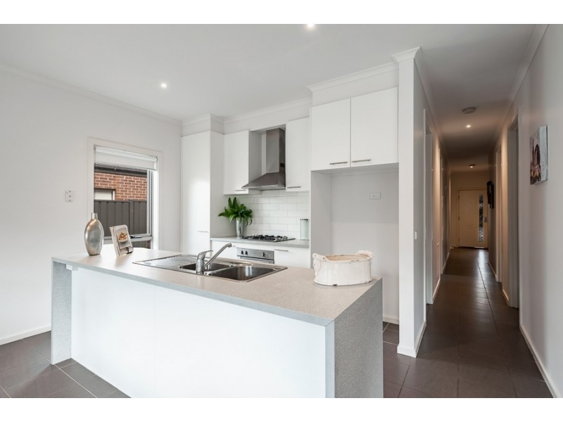 29 Mallacoota Way, Craigieburn VIC 3064