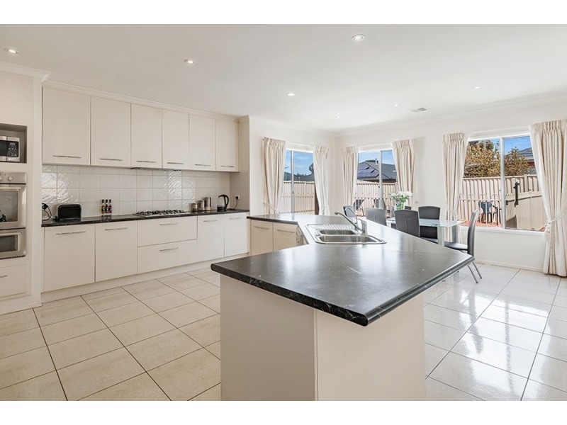 6 Raheen Place, Craigieburn VIC 3064