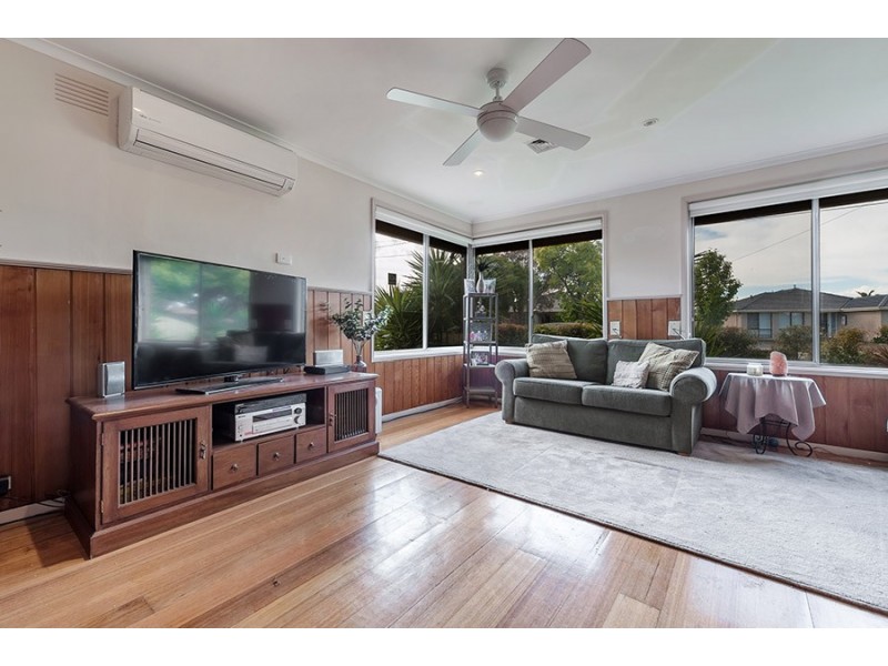 20 Parnell Cres, Gladstone Park VIC 3043