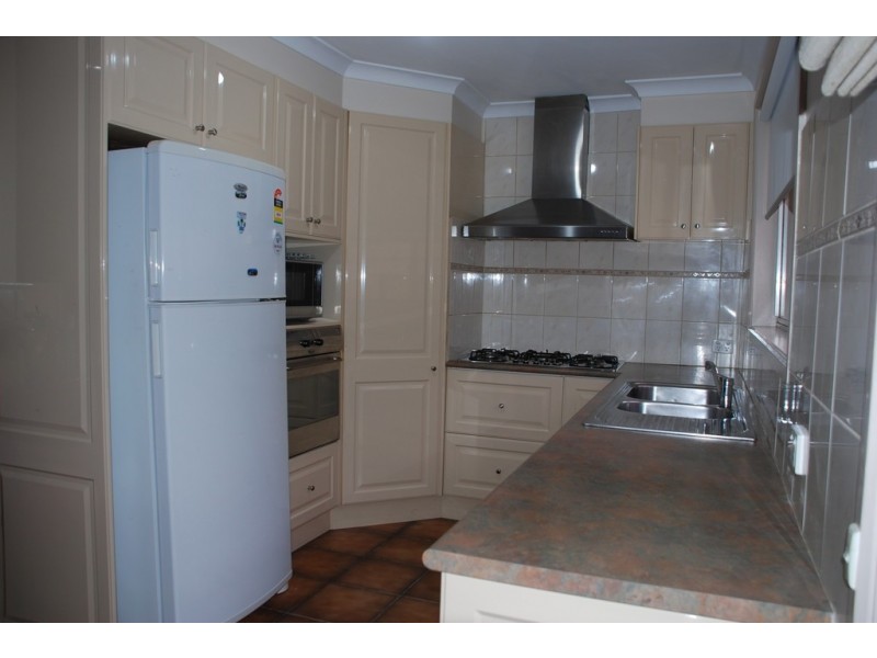 20 Parnell Cres, Gladstone Park VIC 3043