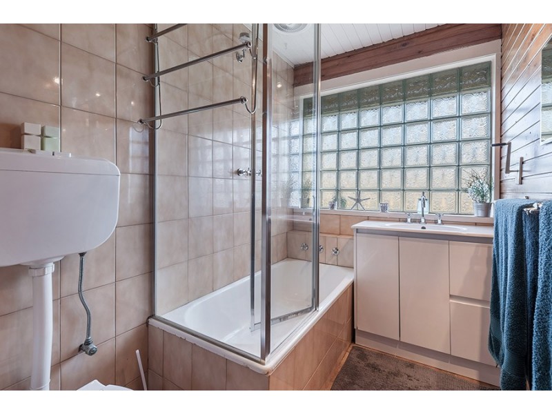 20 Parnell Cres, Gladstone Park VIC 3043