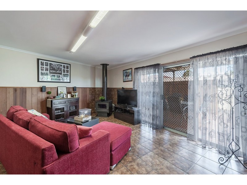 20 Parnell Cres, Gladstone Park VIC 3043