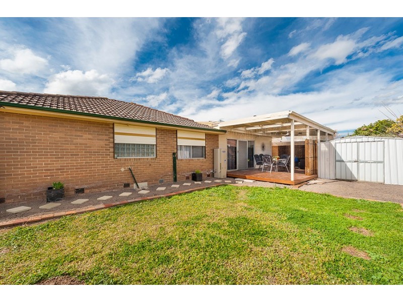 20 Parnell Cres, Gladstone Park VIC 3043