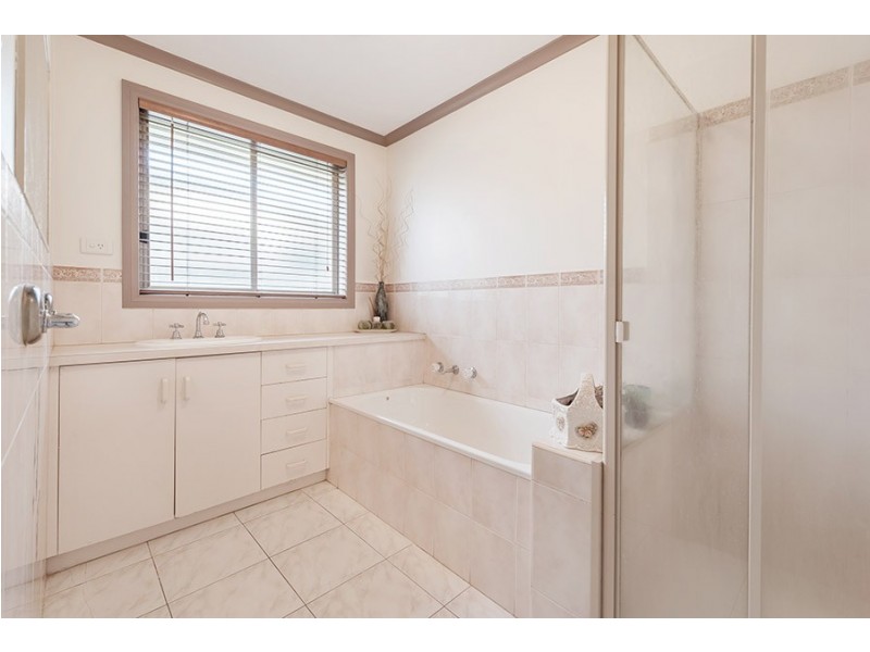 52 Rearden Crescent, Roxburgh Park VIC 3064