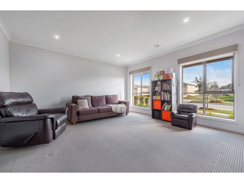 8 Selkirk Way, Mickleham VIC 3064