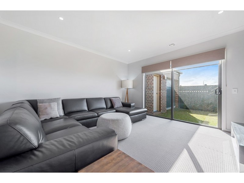 8 Selkirk Way, Mickleham VIC 3064