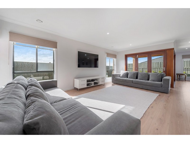 8 Selkirk Way, Mickleham VIC 3064