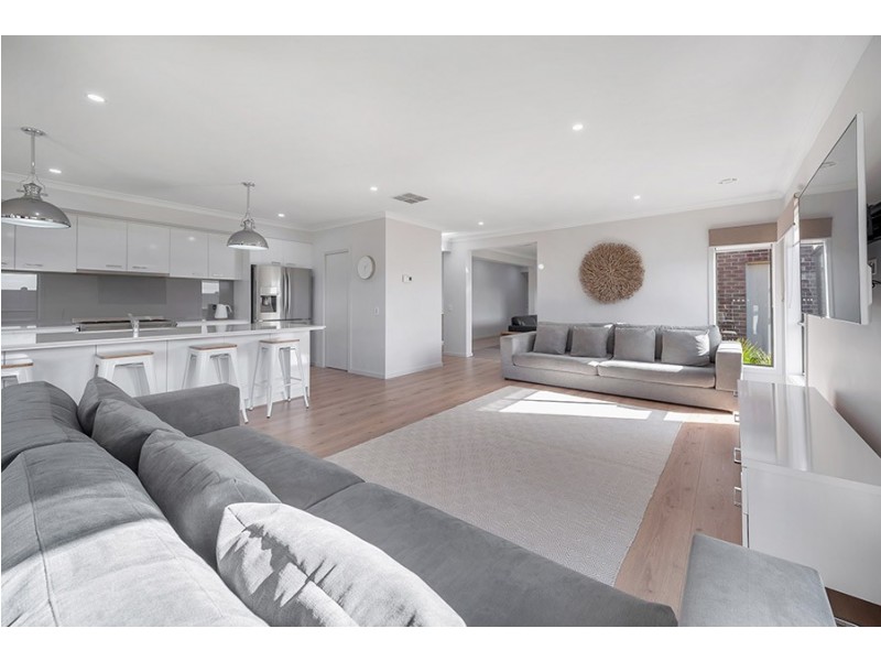 8 Selkirk Way, Mickleham VIC 3064