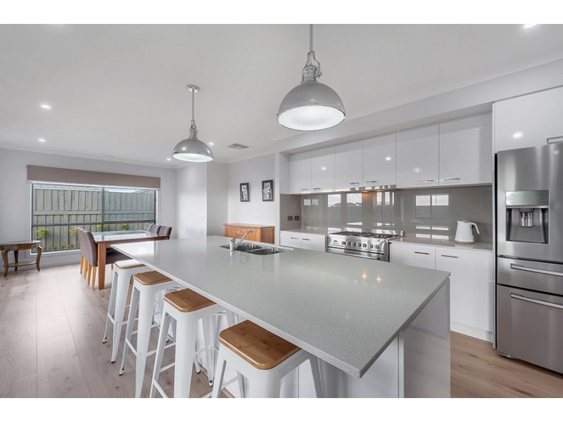 8 Selkirk Way, Mickleham VIC 3064