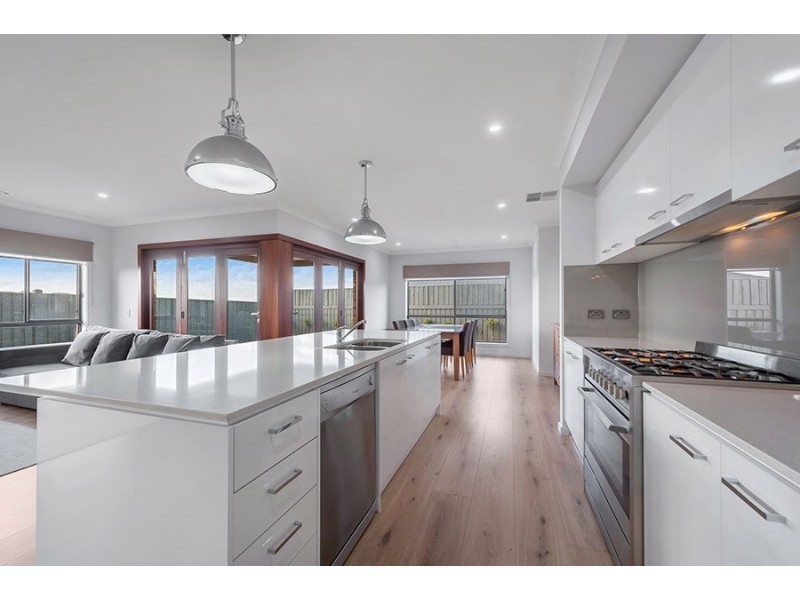 8 Selkirk Way, Mickleham VIC 3064