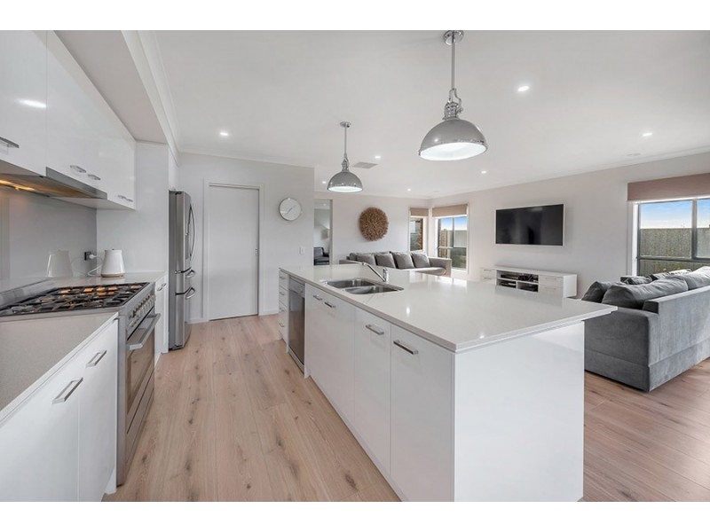 8 Selkirk Way, Mickleham VIC 3064