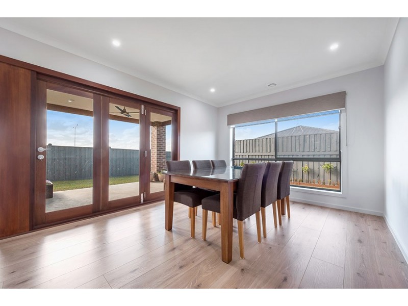 8 Selkirk Way, Mickleham VIC 3064