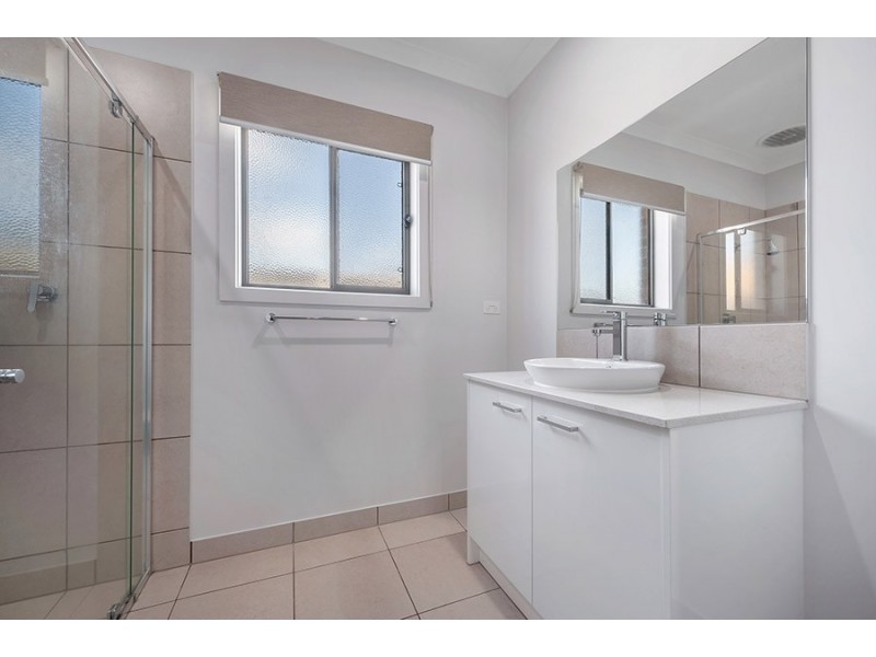 8 Selkirk Way, Mickleham VIC 3064