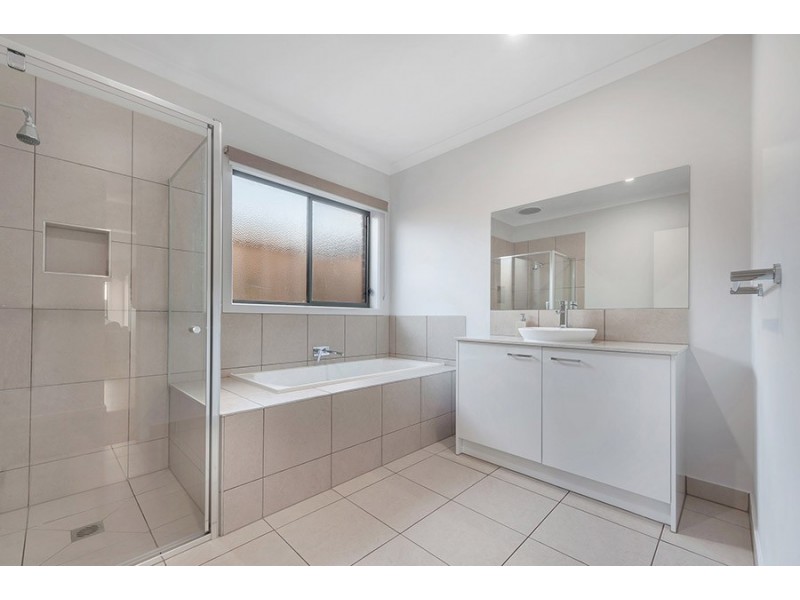 8 Selkirk Way, Mickleham VIC 3064