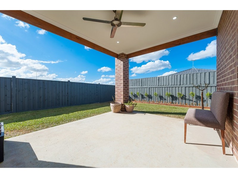 8 Selkirk Way, Mickleham VIC 3064