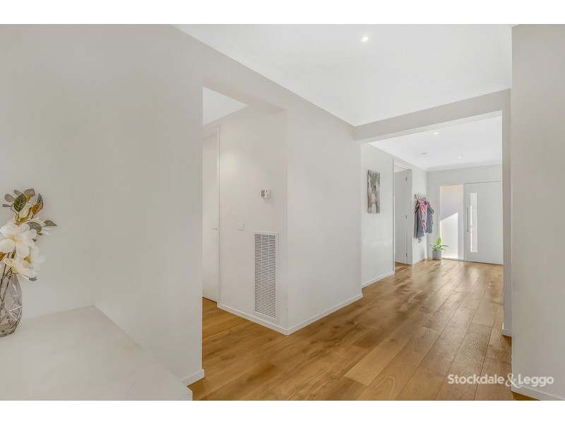 6 Selkirk Way, Mickleham VIC 3064