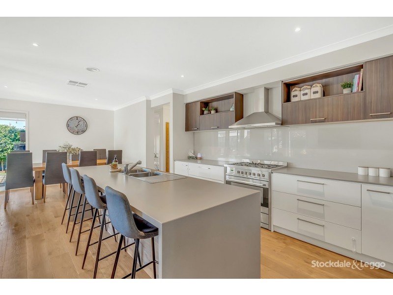 6 Selkirk Way, Mickleham VIC 3064