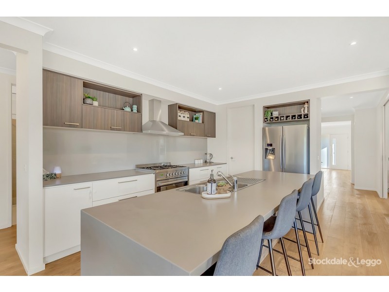 6 Selkirk Way, Mickleham VIC 3064