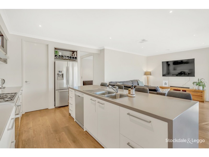 6 Selkirk Way, Mickleham VIC 3064