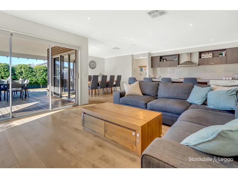 6 Selkirk Way, Mickleham VIC 3064