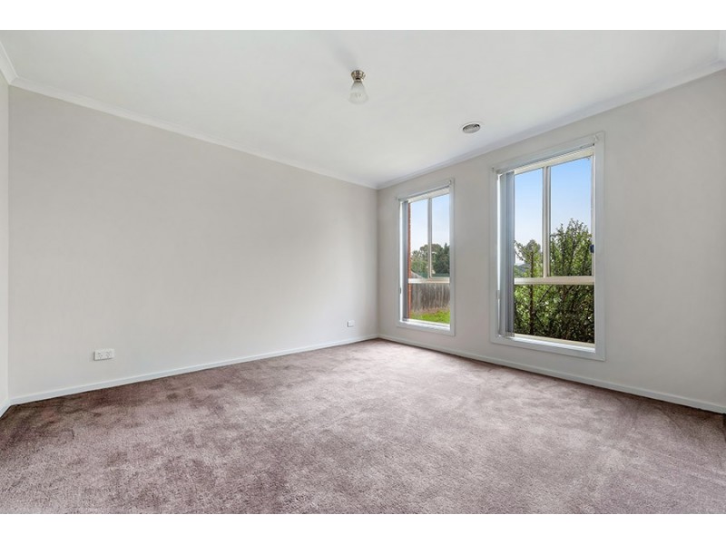 18 Edgewood Road, Roxburgh Park VIC 3064