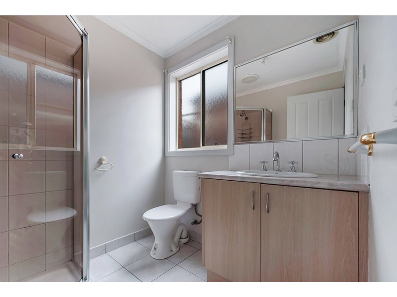 18 Edgewood Road, Roxburgh Park VIC 3064