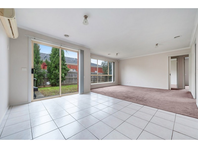 18 Edgewood Road, Roxburgh Park VIC 3064