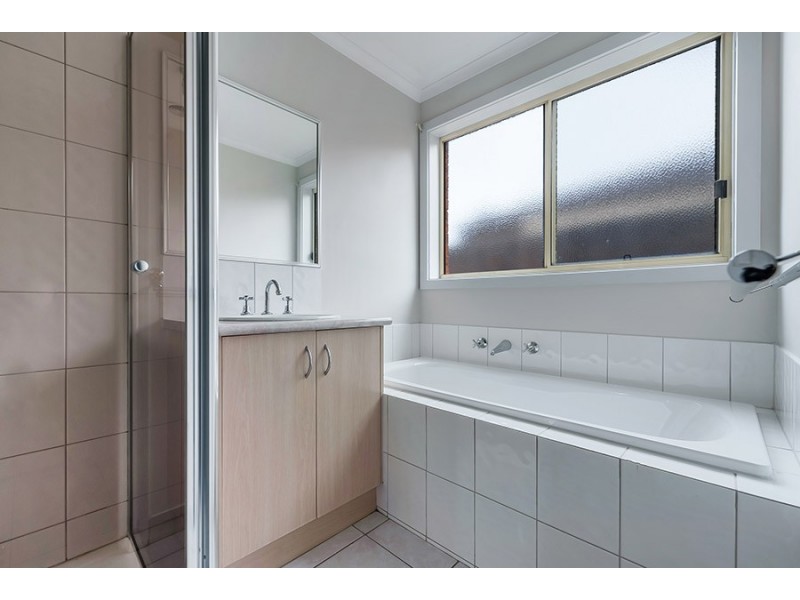 18 Edgewood Road, Roxburgh Park VIC 3064