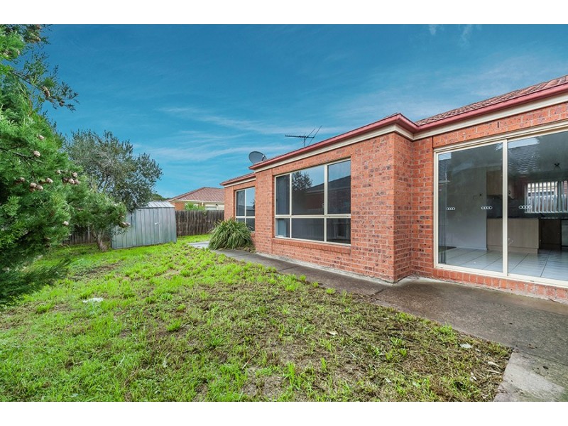 18 Edgewood Road, Roxburgh Park VIC 3064