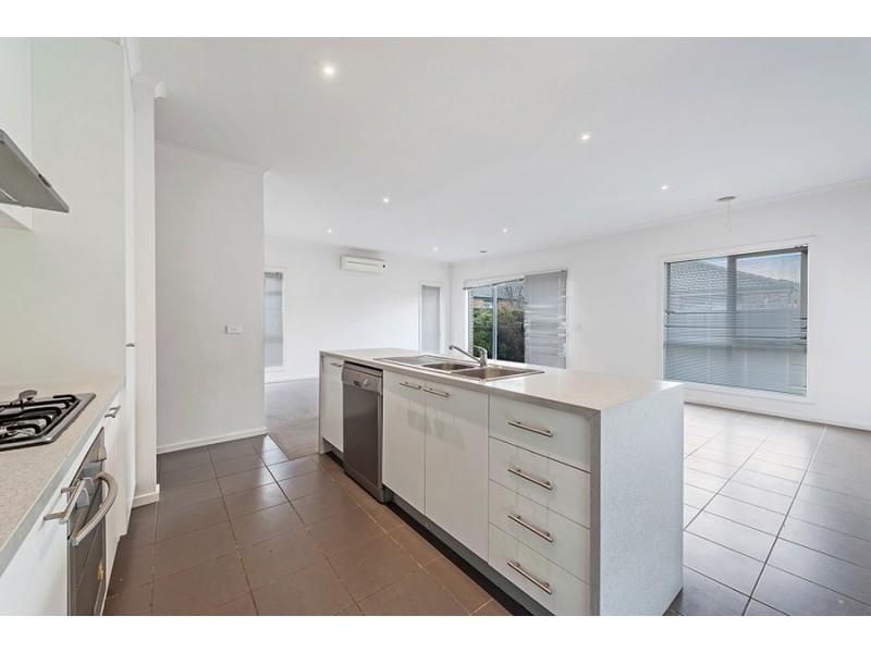 35 Mallacoota Way, Craigieburn VIC 3064