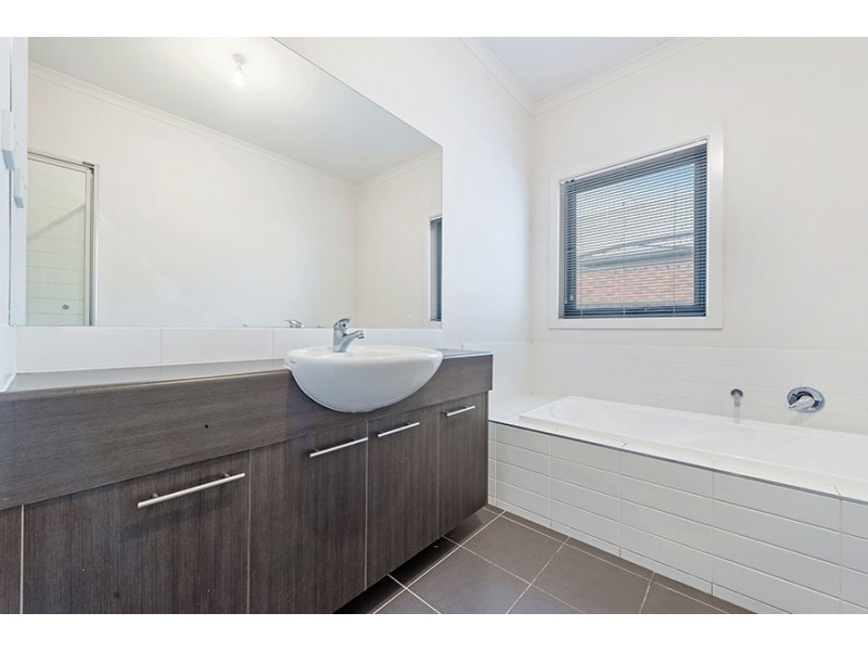 35 Mallacoota Way, Craigieburn VIC 3064
