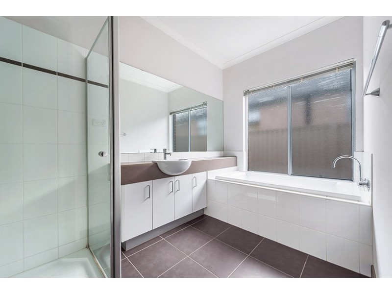 10 Healesville Loop, Craigieburn VIC 3064